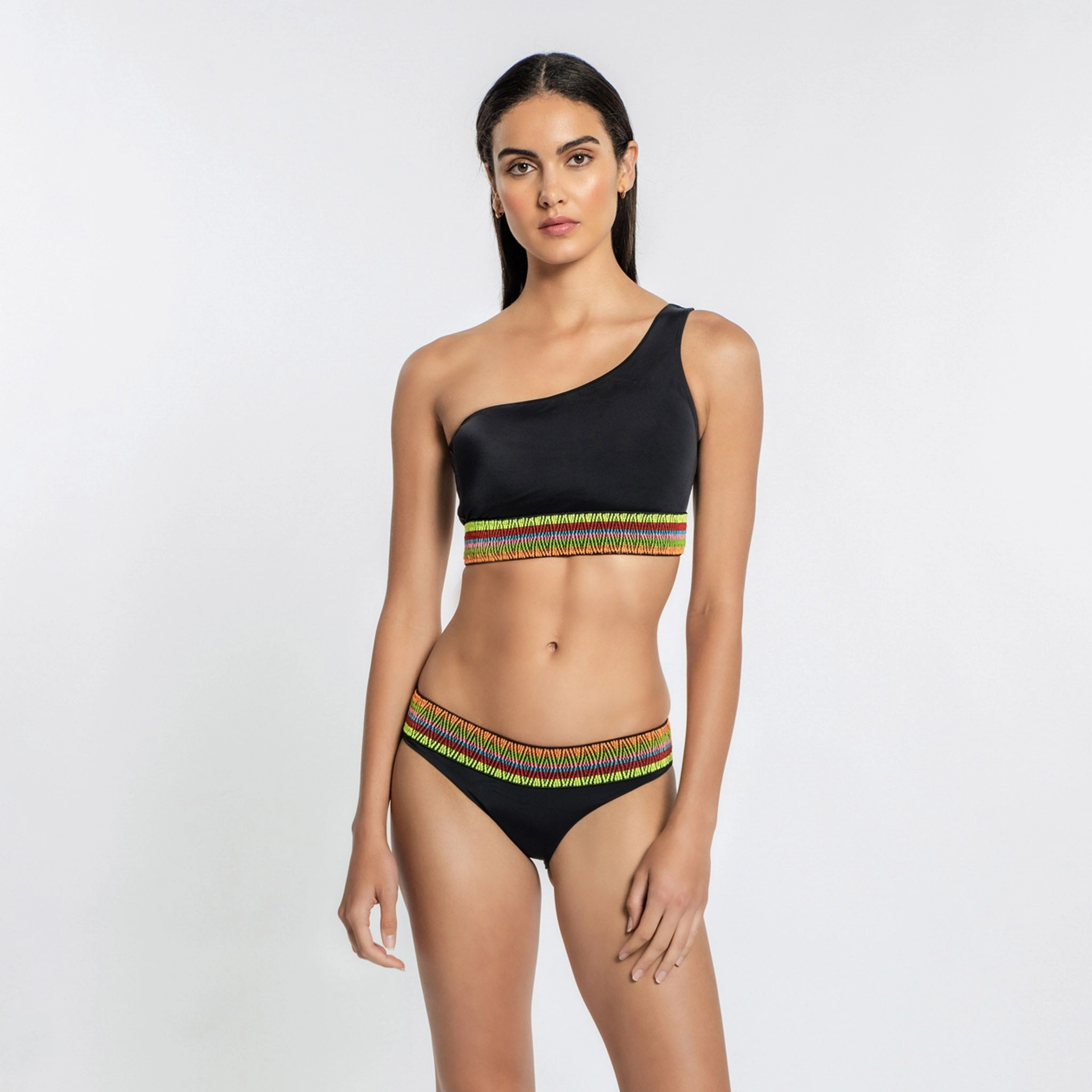Zoni Bikini Top: Sole e mare, pura passione estiva in un top mozzafiato, stile italiano ed eleganza senza tempo.